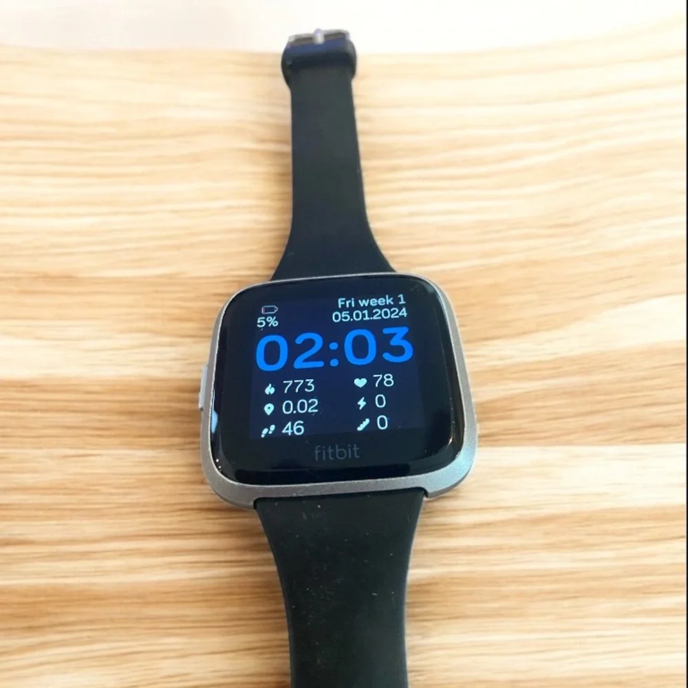 Fitbit Versa Lite FB 415 Smartwatch Fitness Tracker with Small Black Band - Picture 2 of 3